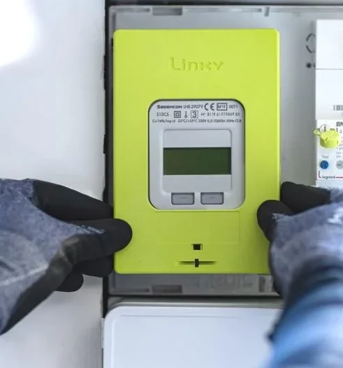 Compteur Linky installé à l’intérieur d’un logement individuel Compteur Linky installé en intérieur dans un tableau électrique domestique, posé par Enedis