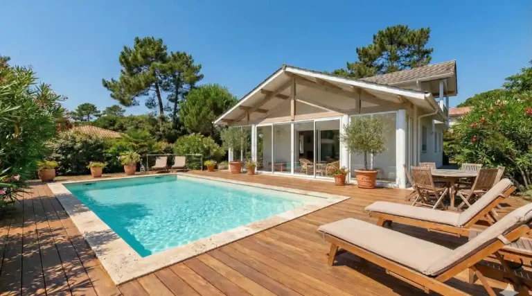 Piscine et Aménagement extérieur à Libourne Villa moderne avec piscine, terrasse en bois et jardin verdoyant.