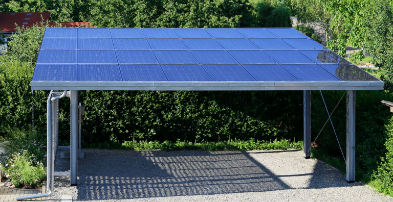 Maison de plain-pied avec façade en briques, garage et jardin soigné.